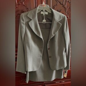 Light Gray Blazer with Notched Lapels and Structured Shoulders